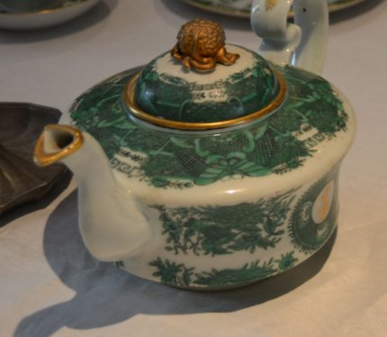 アンティークのティーポット